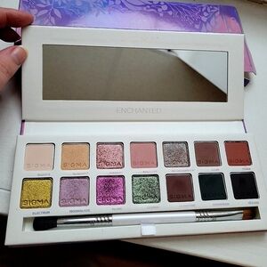 Sigma enchanted eyeshadow palette